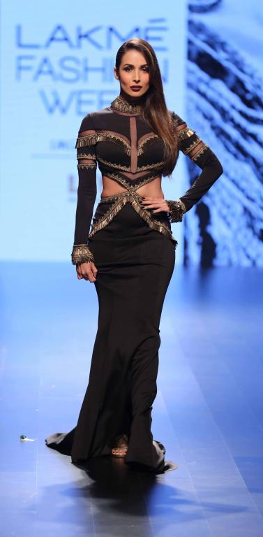 Shantanu_Nikhil_Malaika_Arora_Lakme_Fashion_Week_Style